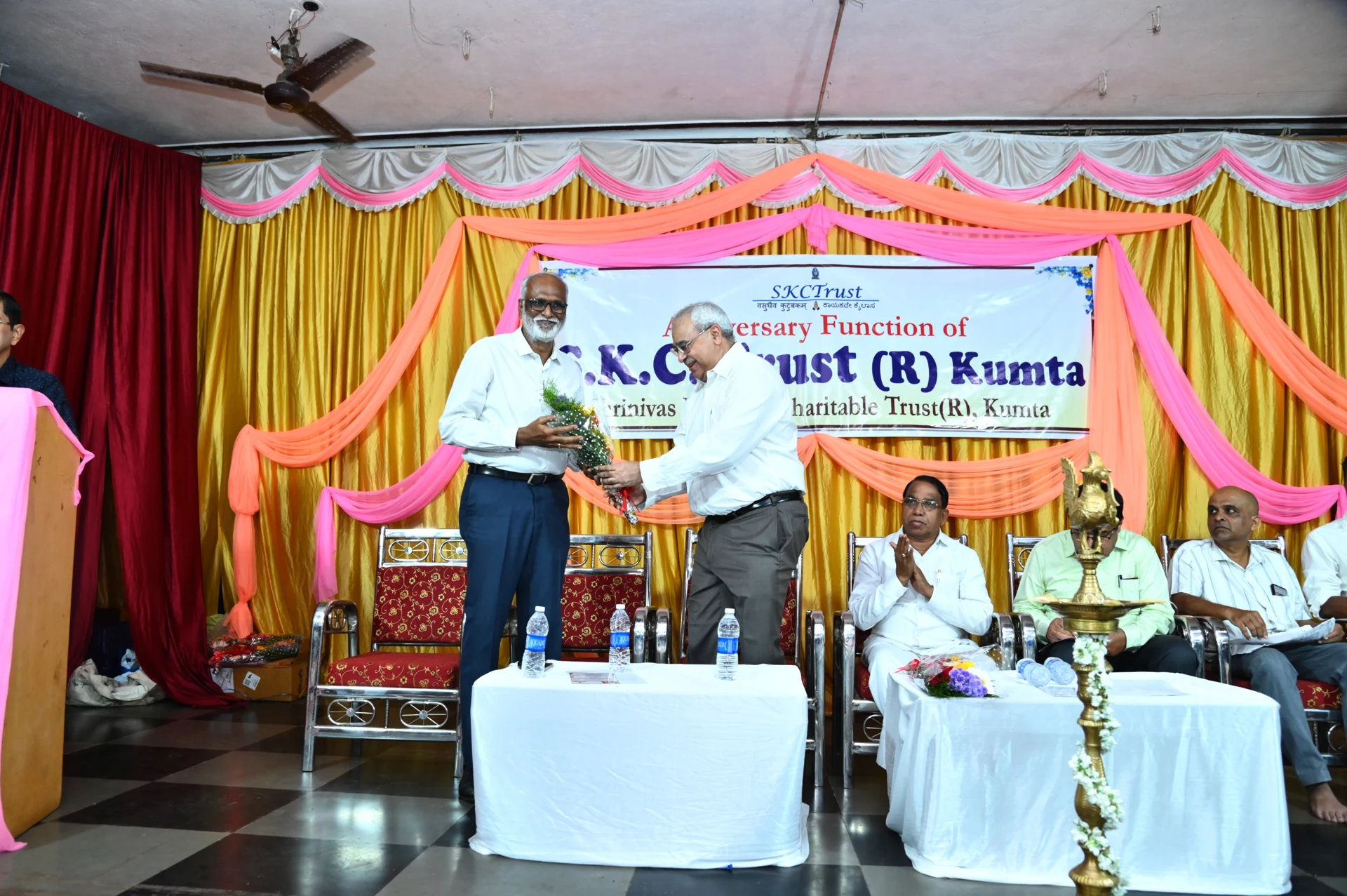 Dr. Girish Kuchinad, Chief Guest, being welcomed by Dr. Milind Kulkarni, President of the Trust, in the 4th anniversary function of the Trust